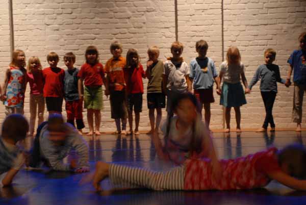 Vor dicht gedr�ngtem Publikum zeigten beide Kindergruppen ihre St�cke 