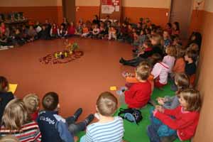 alle 100 Kinder der Schule bei der Andacht