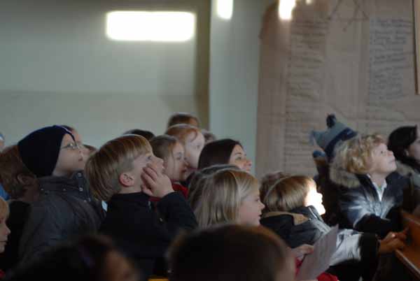 So haben alle Beteiligten den groen Herrnhuter Stern bei seiner Fahrt zur Kirchendecke andchtig begleitet.