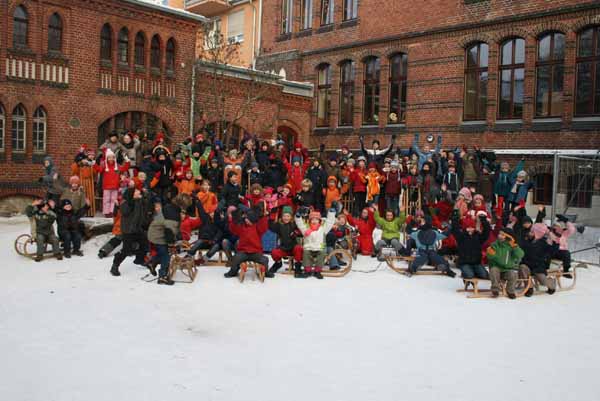 100 Kinder auf dem Schulhof im Schnee
