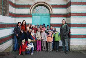 Wir trafen wir Frau Plogmeier, die ein Klassenfoto machte