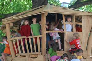 Im Zentrum steht das von den Kindern hei ersehnte Bauhaus