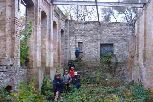 Eng verbunden mit dem Gartendenkmal sind die verschiedenen Geb�ude, allen voran das Schloss Babelsberg, die die Kinder von au�en und von innen durch genaues Hinsehen und Beschreiben kennen lernen werden. 