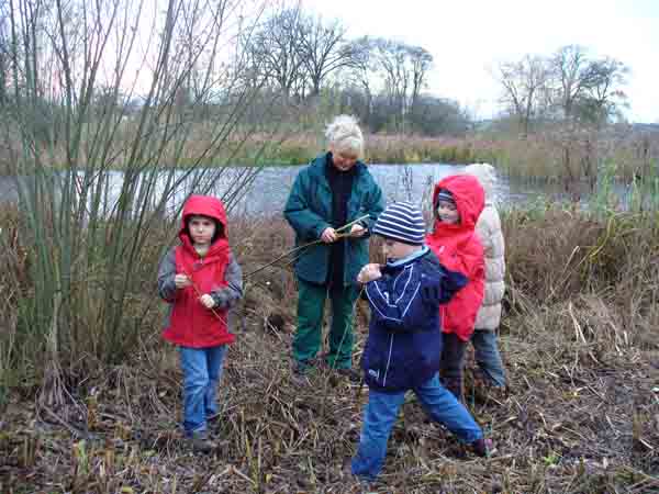 Gartengeschichte: sowohl die Vorstellungen �ber Landschaftsg�rten von Lenn� als auch die von P�ckler werden den Kindern vermittelt. 