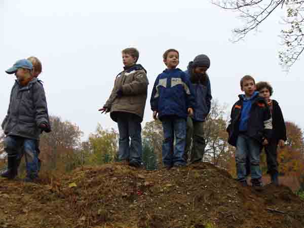 Wir schauen uns die unterschiedlichen B�ume im Park an und nehmen ihren Charakter und Habitus wahr.