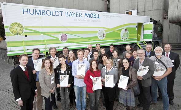 Gruppenfoto vor Humbold Bayer Mobil