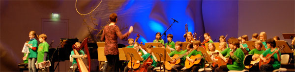 36 Kinder vom Orchester Kunterbunt und Theater Freudenschrei