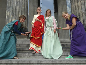 Wir haben uns mit den Kleidern der alten Griechen beschftigt