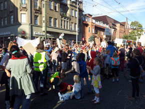 Wir stoppten fr 10 Minuten den Verkehr.