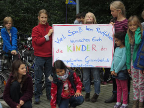 Als Vertreter der Schule bergaben die Orangen Leffumak nun vergangene Woche gemeinsam mit Wiebke Reinke und Karen Kleemann die Fahrrder